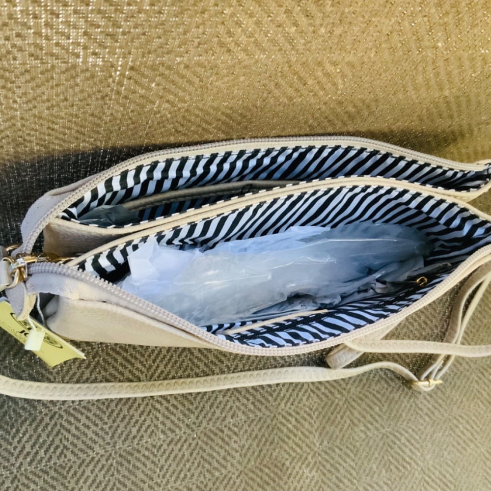 Cream CROSSBODY w/MEDALLION / MESSENGER BAG⭐️ LIGHT WEIGHT- NEW CONDITION w/Tag - Picture 6 of 12